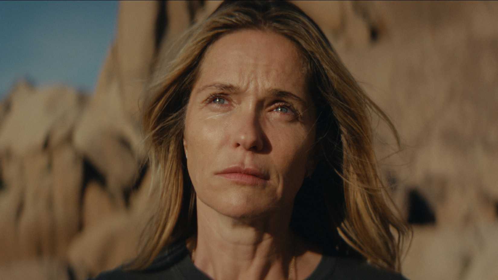 Erin pensativa no deserto em Magic Hour