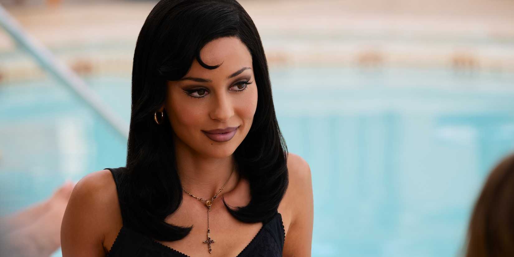Maddy sentada perto de uma piscina em Euphoria