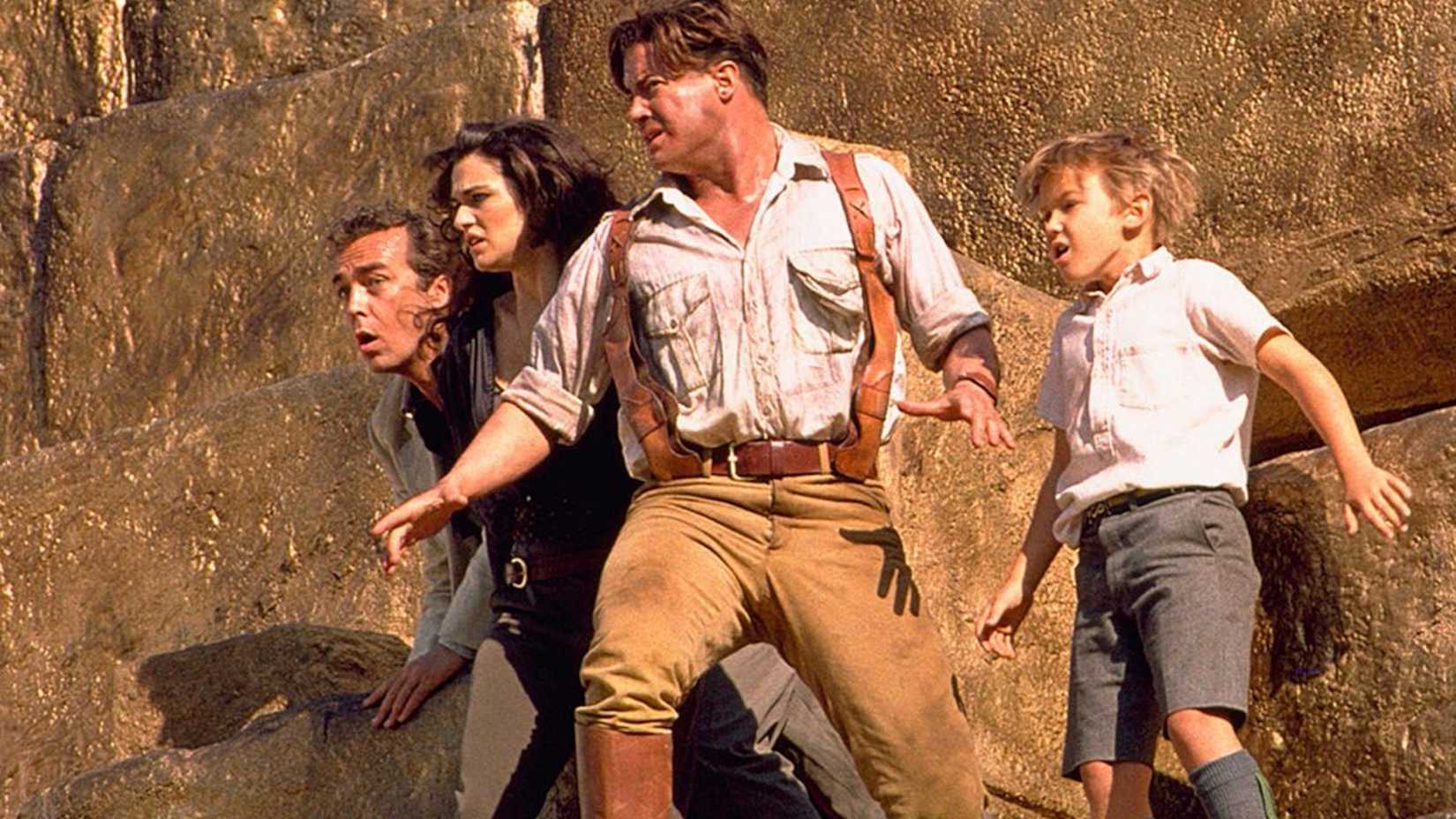 Família O'Connell tentando escapar de uma tumba em colapso.