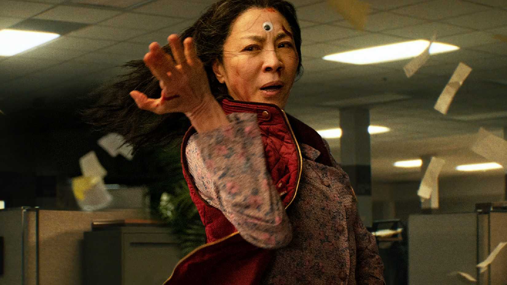 Michelle Yeoh em Tudo em Todo o Lugar ao Mesmo Tempo