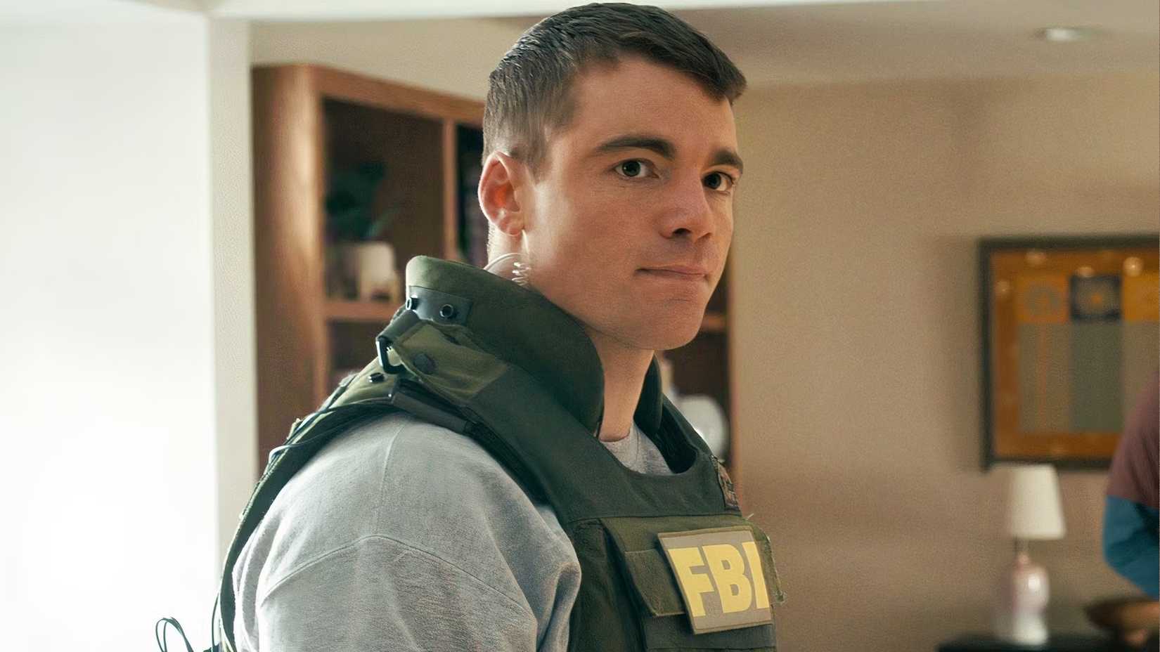 Gabriel Basso como Peter Sutherland em The Night Agent