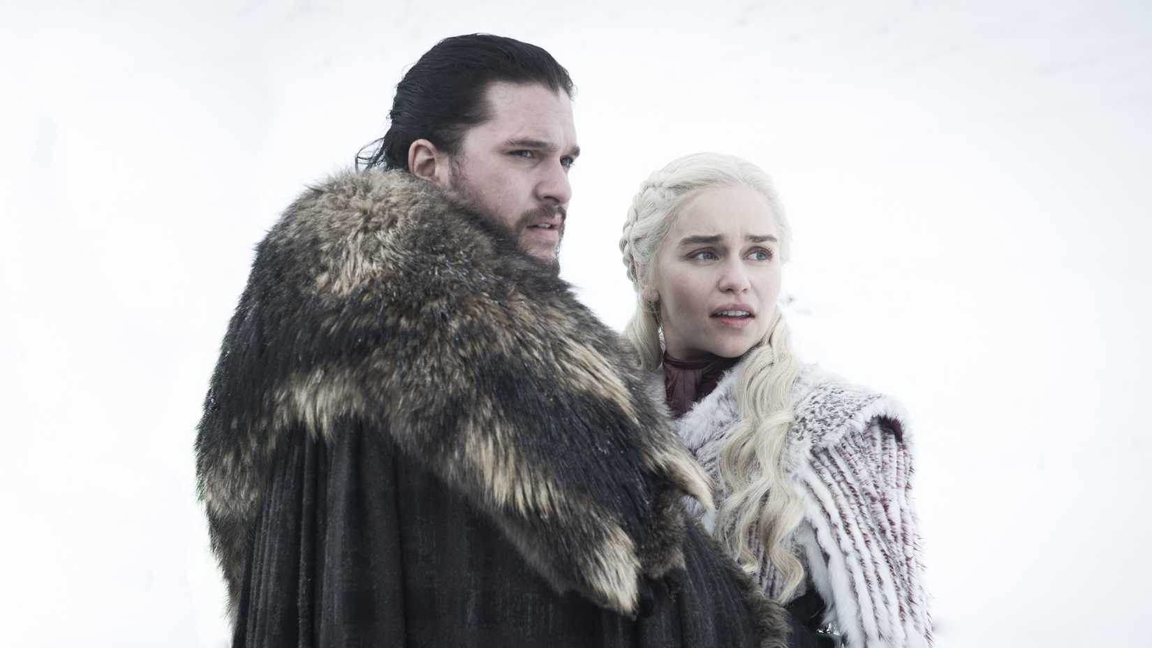 Jon Snow e Daenerys Targaryen em cena de Game of Thrones