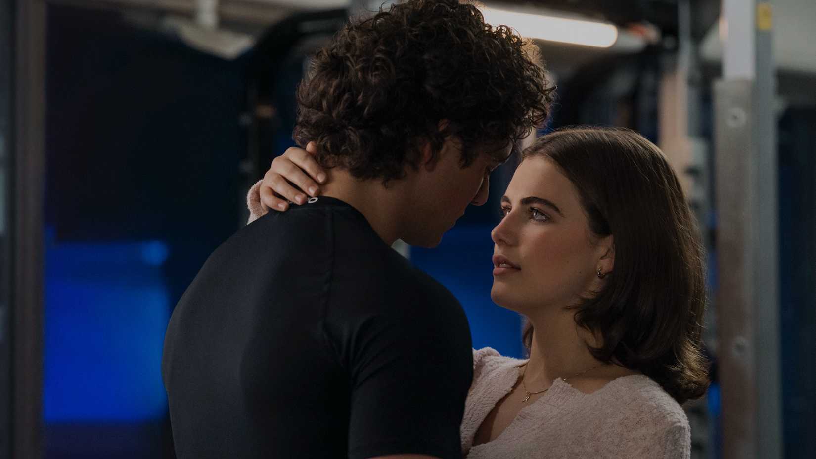 Garrett and Hannah in the training room in Off Campus season 1-1