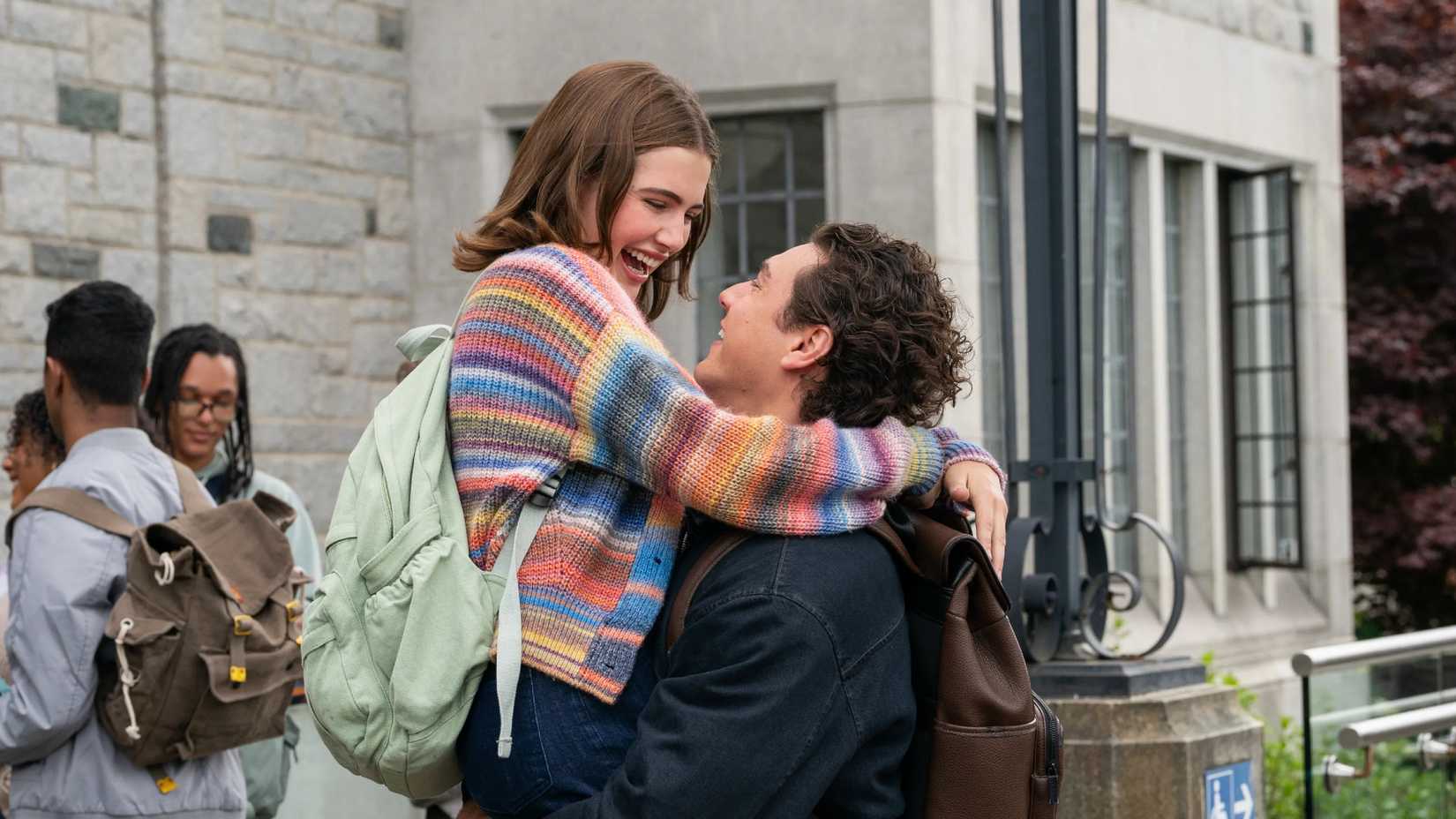garrett lifts hannah in off campus season 1 episode 3