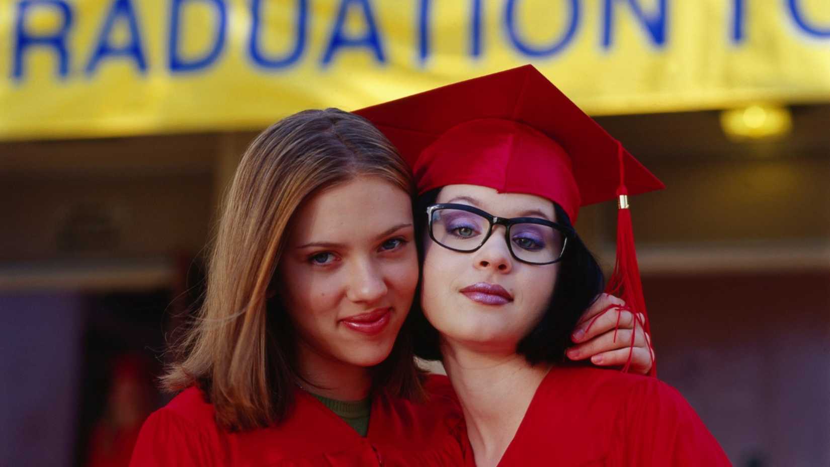 Rebecca and Enid embrace in Ghost World