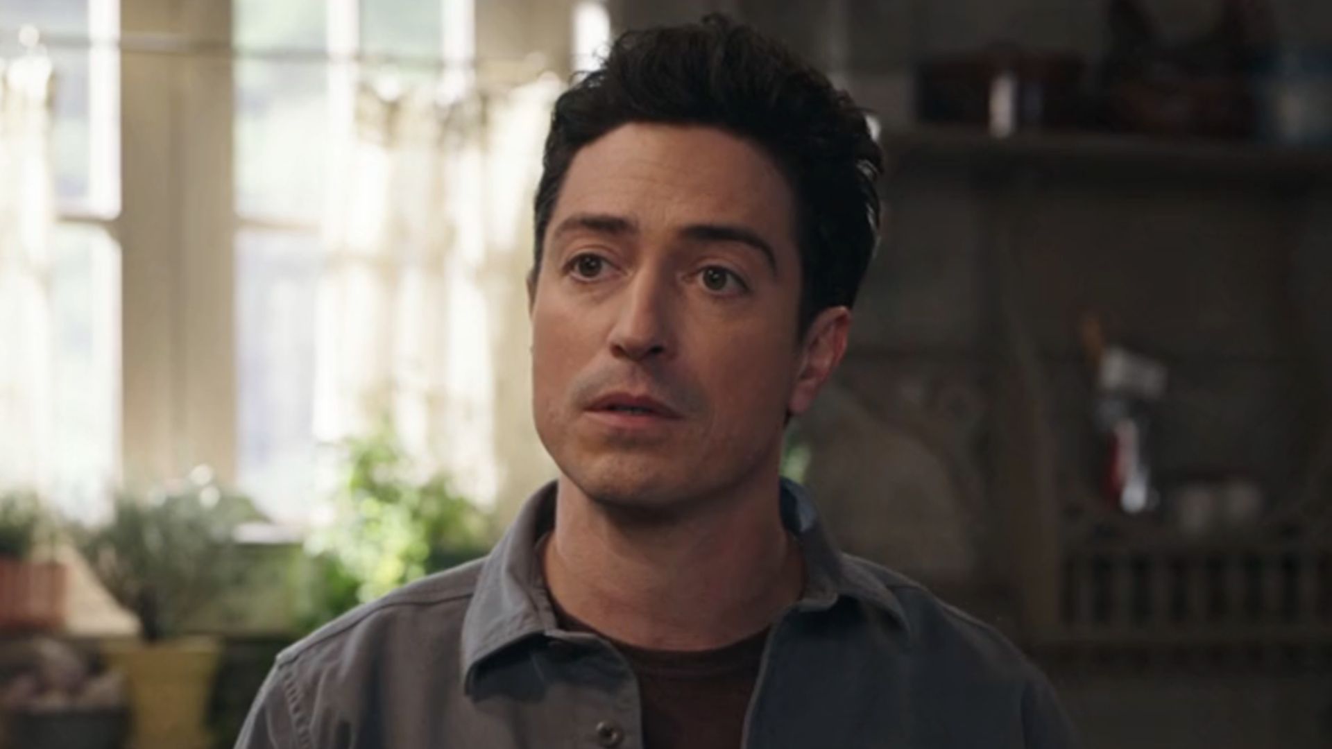 Kyle, personagem de Ben Feldman em Ghosts