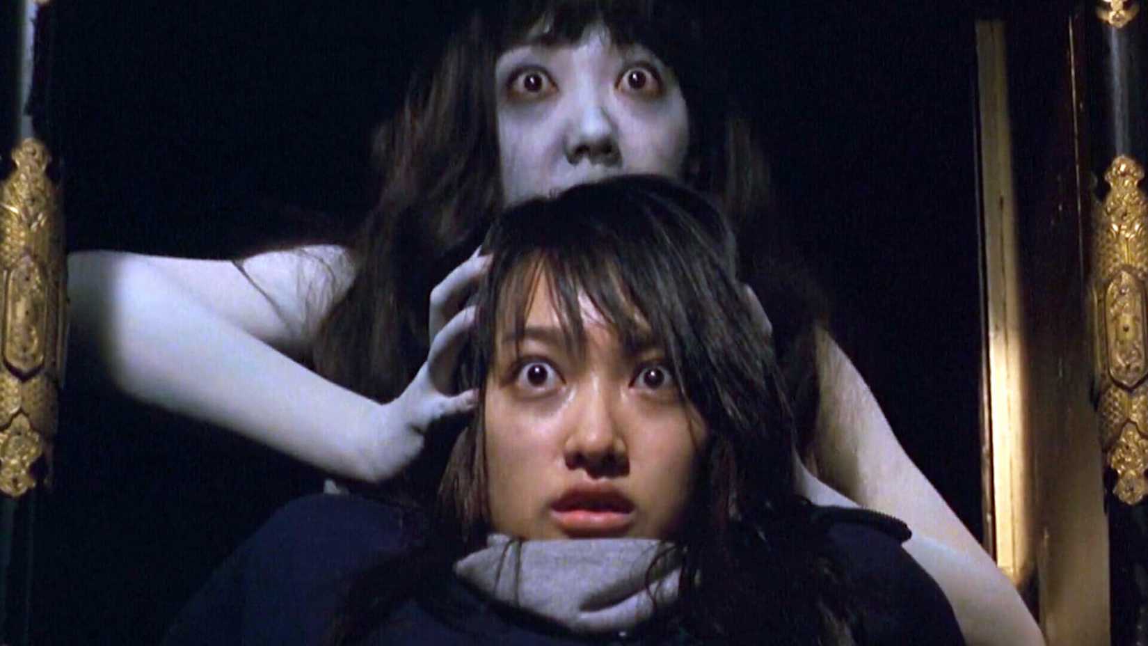 Cena de Ju-On: The Grudge com a personagem Kayako