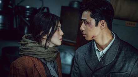 The main characters look at each other worriedly in the K-drama Gyeongseong Creature.