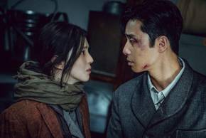The main characters look at each other worriedly in the K-drama Gyeongseong Creature.