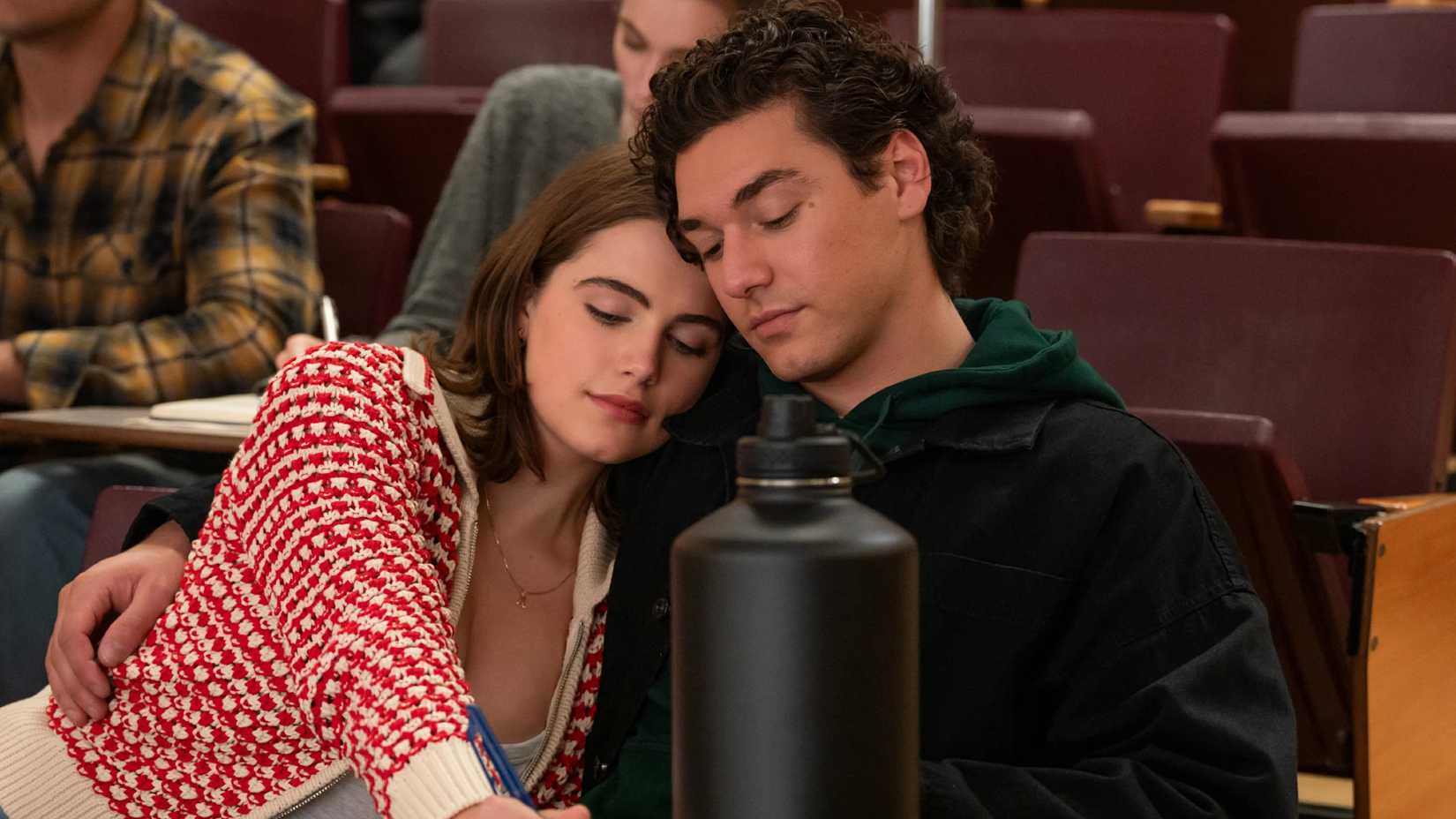 Hannah and Garrett in class in Off Campus season 1-1