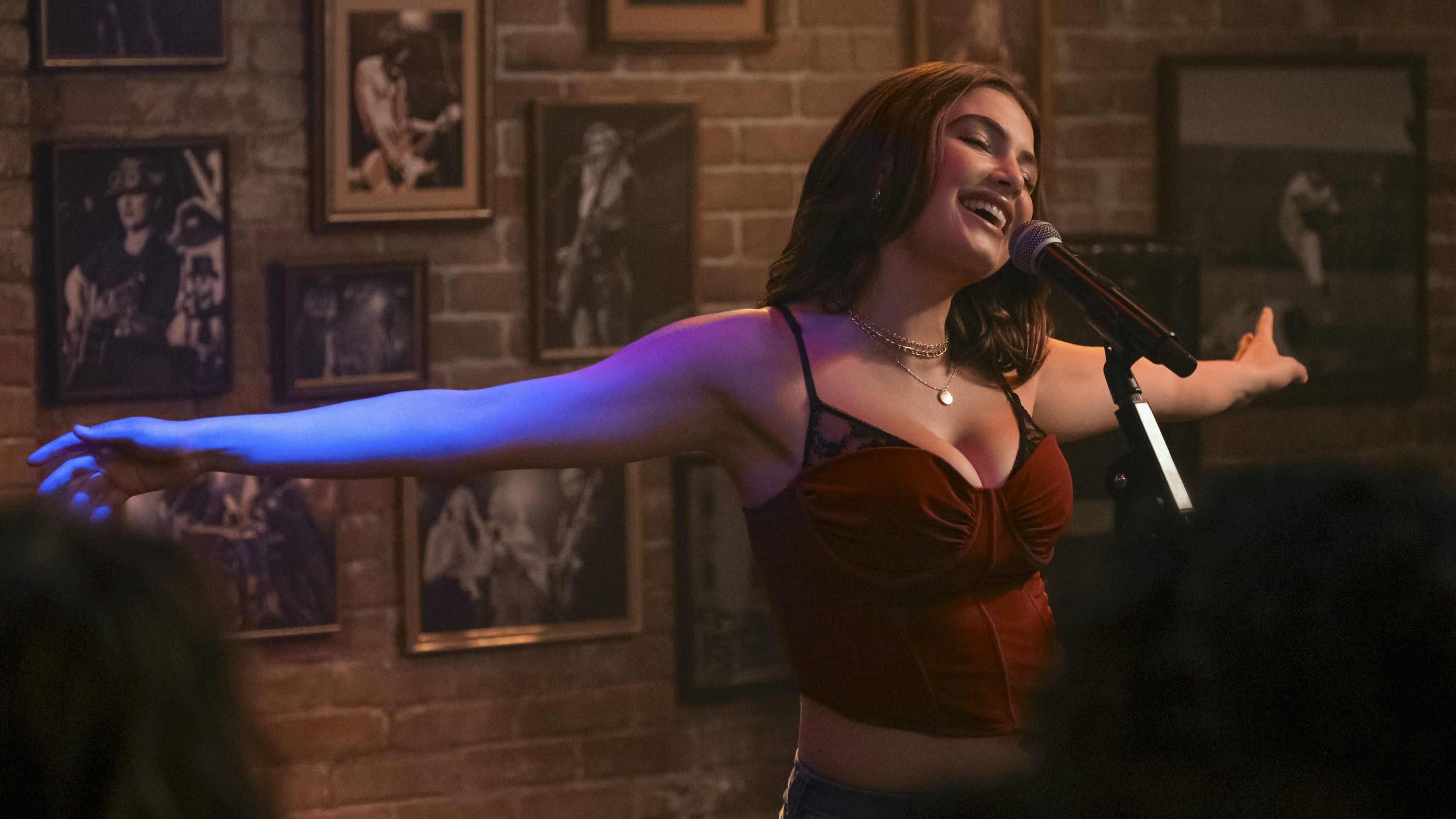 Hannah Wells em cena de Off Campus