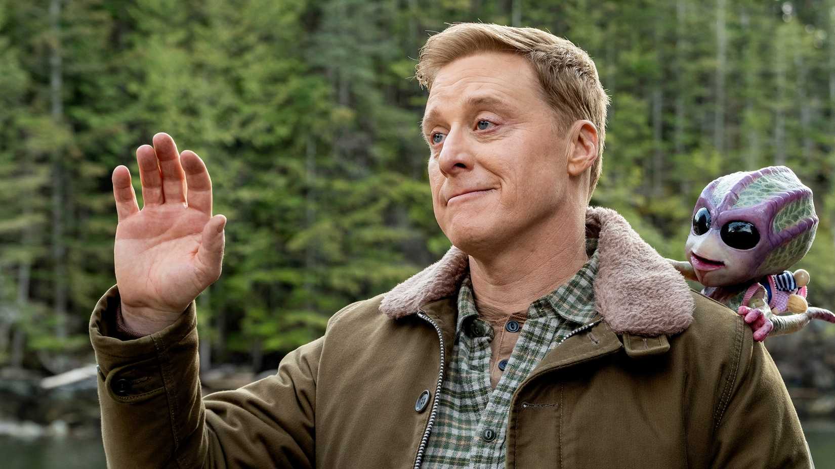 Harry Vanderspeigle acenando em Resident Alien