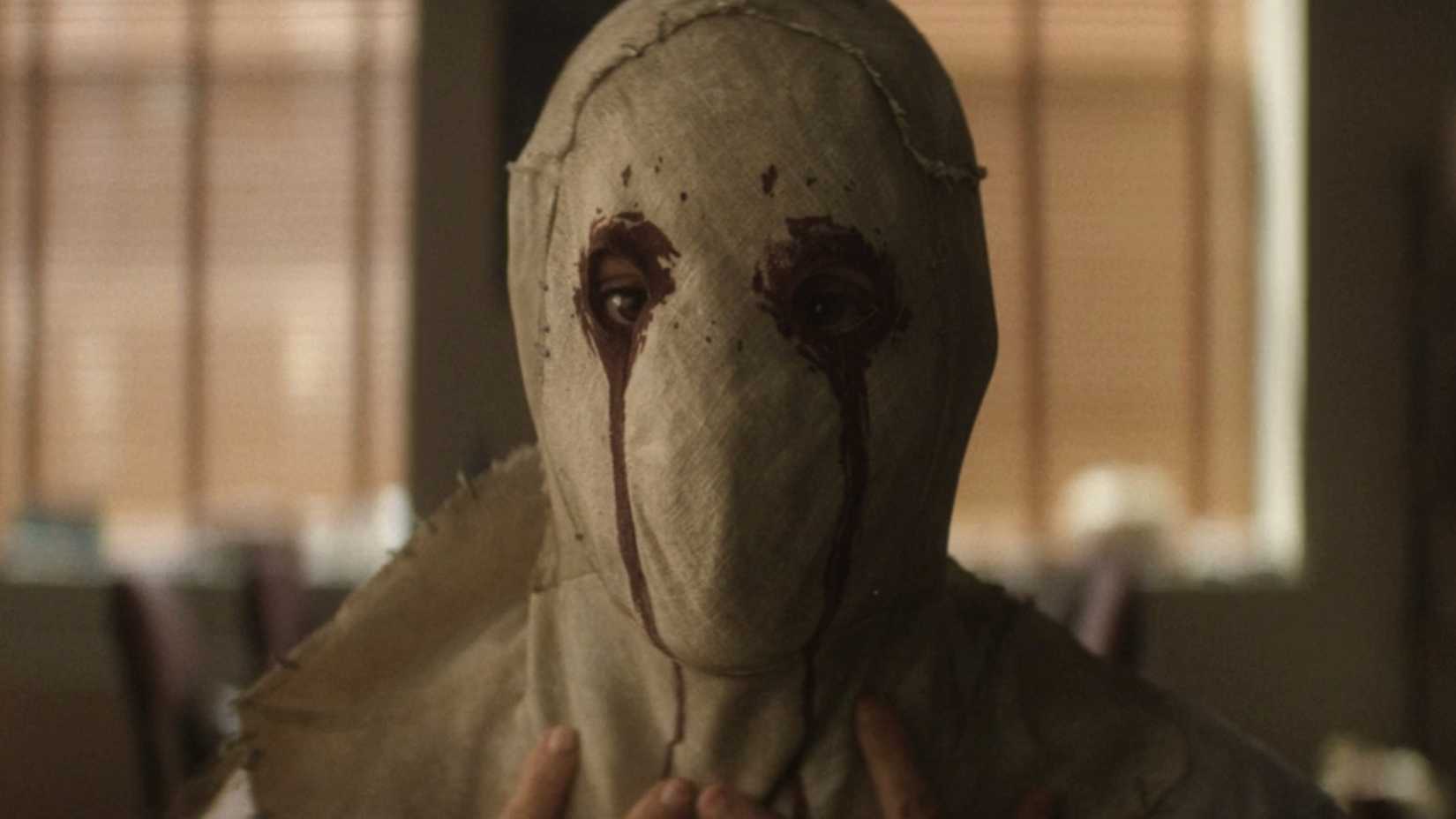 Heather Glenn vestindo a máscara de Muse em Daredevil: Born Again