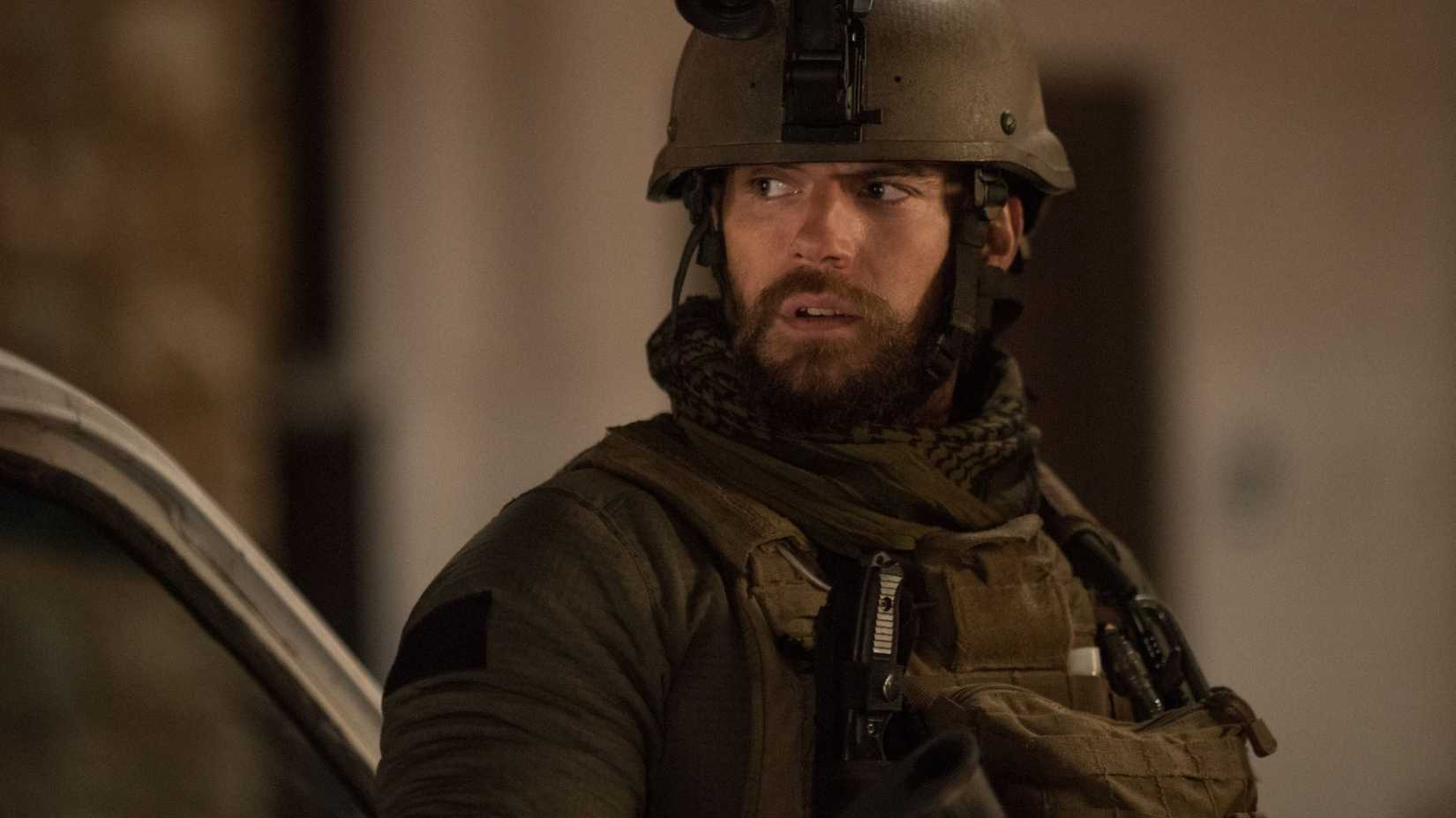 Henry Cavill como Capitão Syverson em Sand Castle