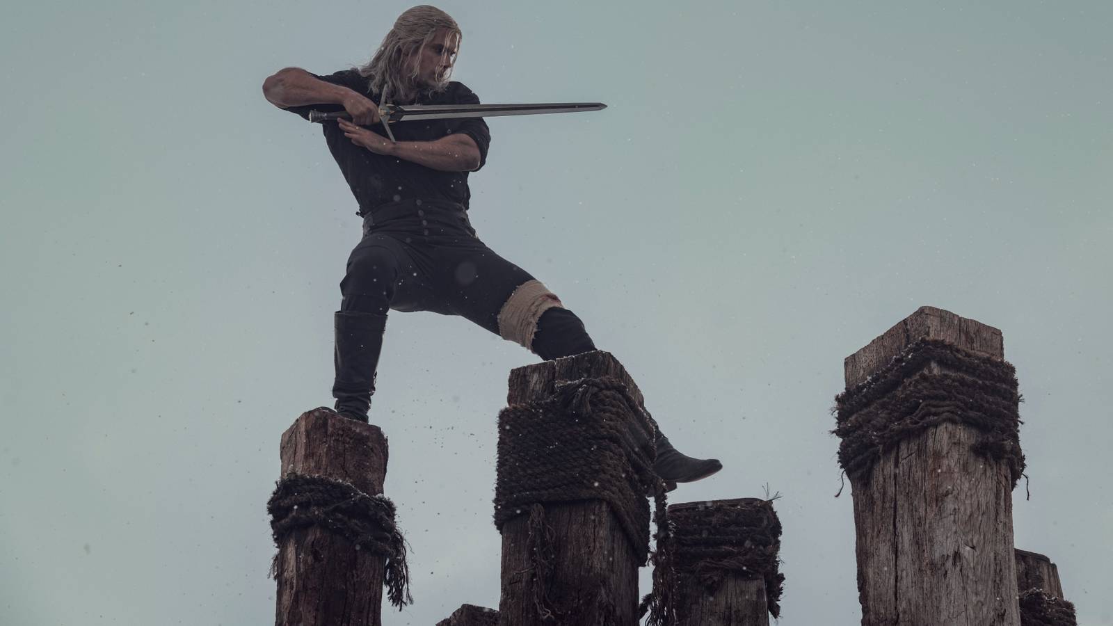 Netflix's 10/10 Fantasy Universe Makes The Witcher Look Small