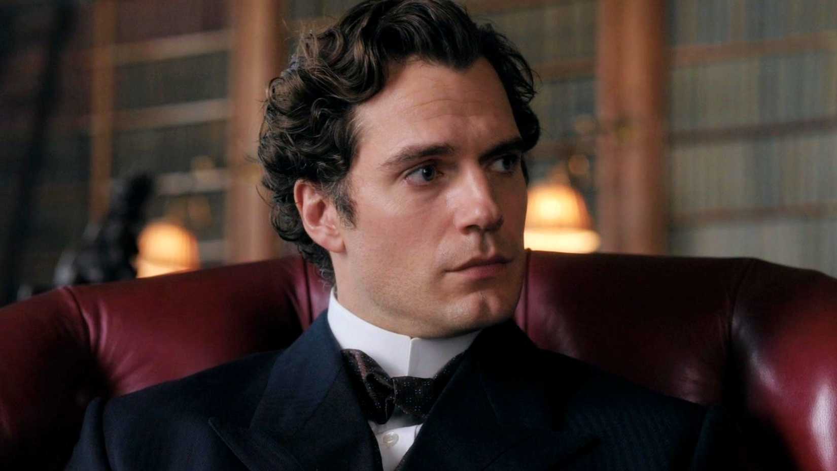 Henry Cavill como Sherlock Holmes