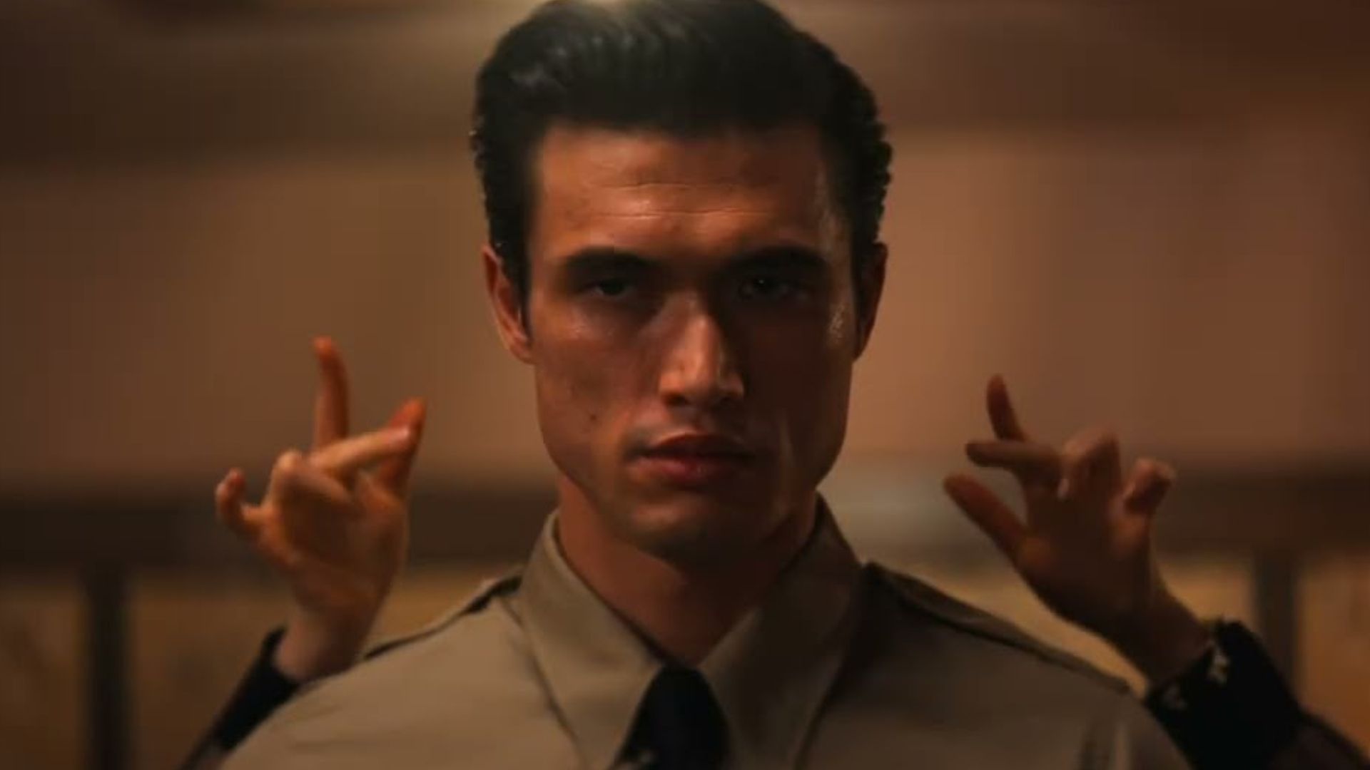 Charles Melton em cena de Her Private Hell