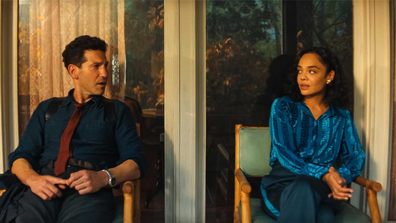 Jon Bernthal e Tessa Thompson em cena de His & Hers
