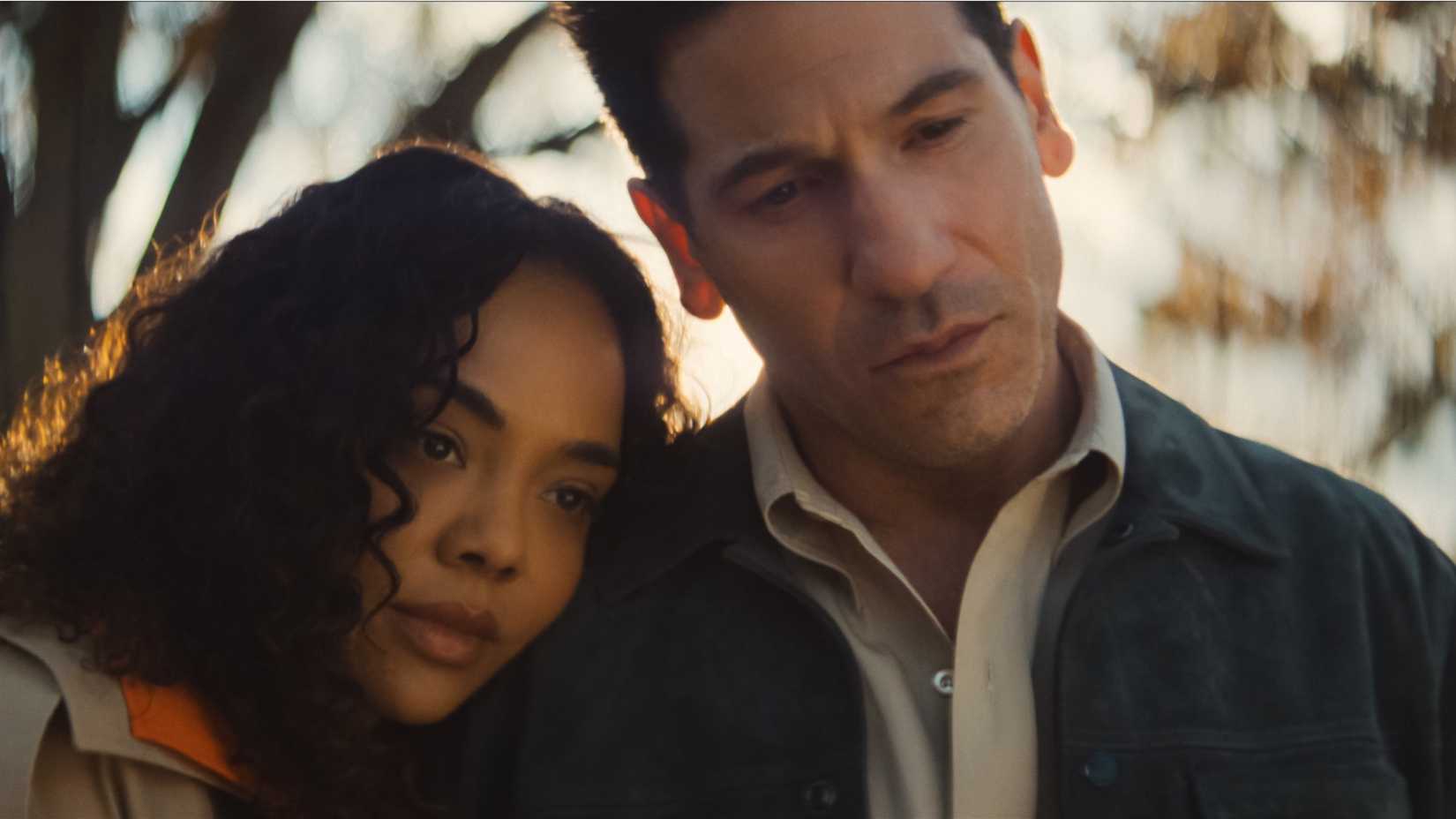 Tessa Thompson e Jon Bernthal em momento de tensão na série