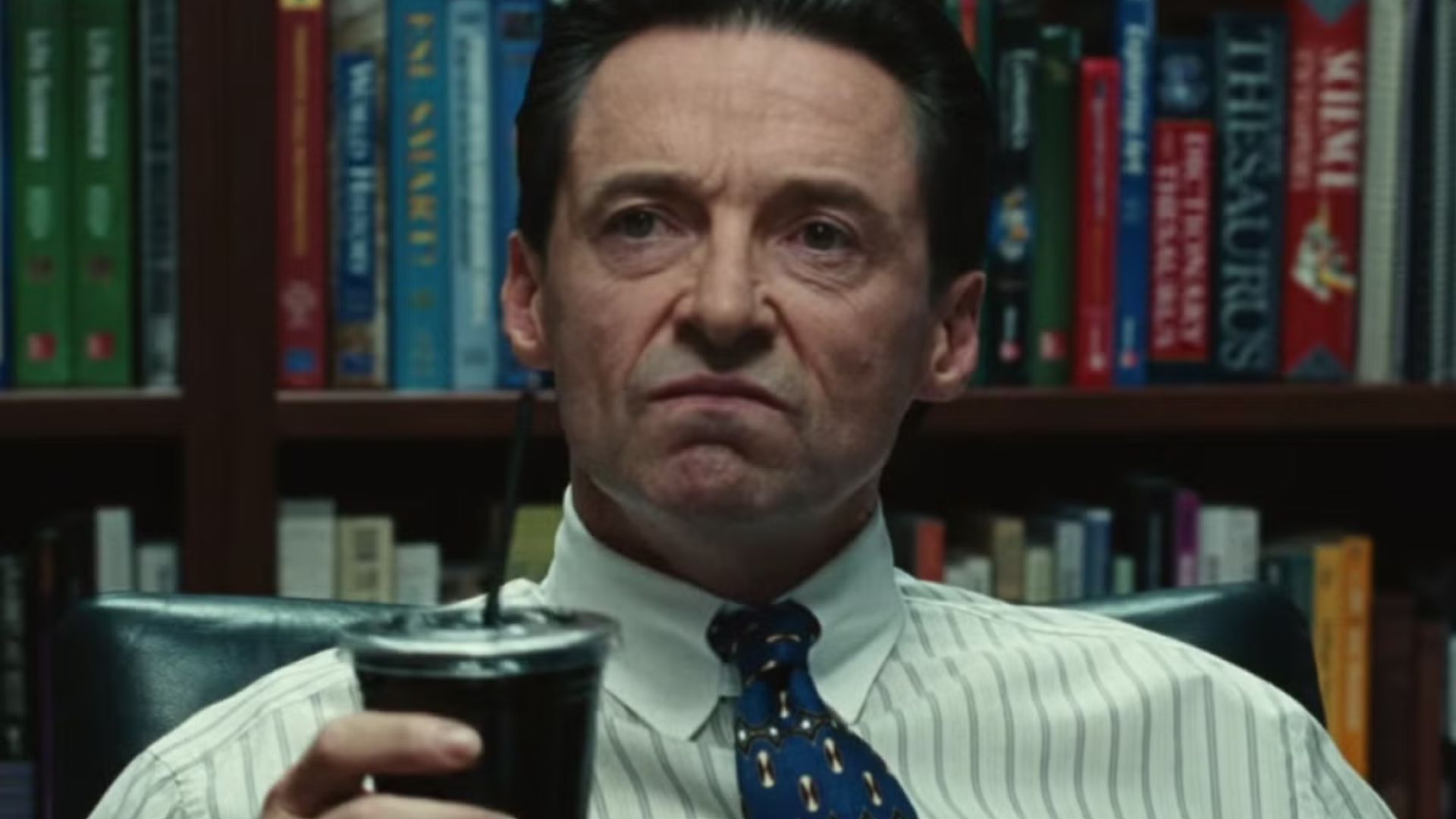 Hugh Jackman como Frank Tassone em Bad Education