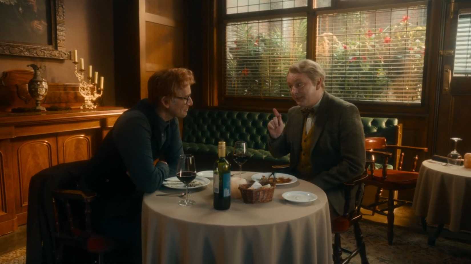 Crowley e Aziraphale em versão humana no final de Good Omens