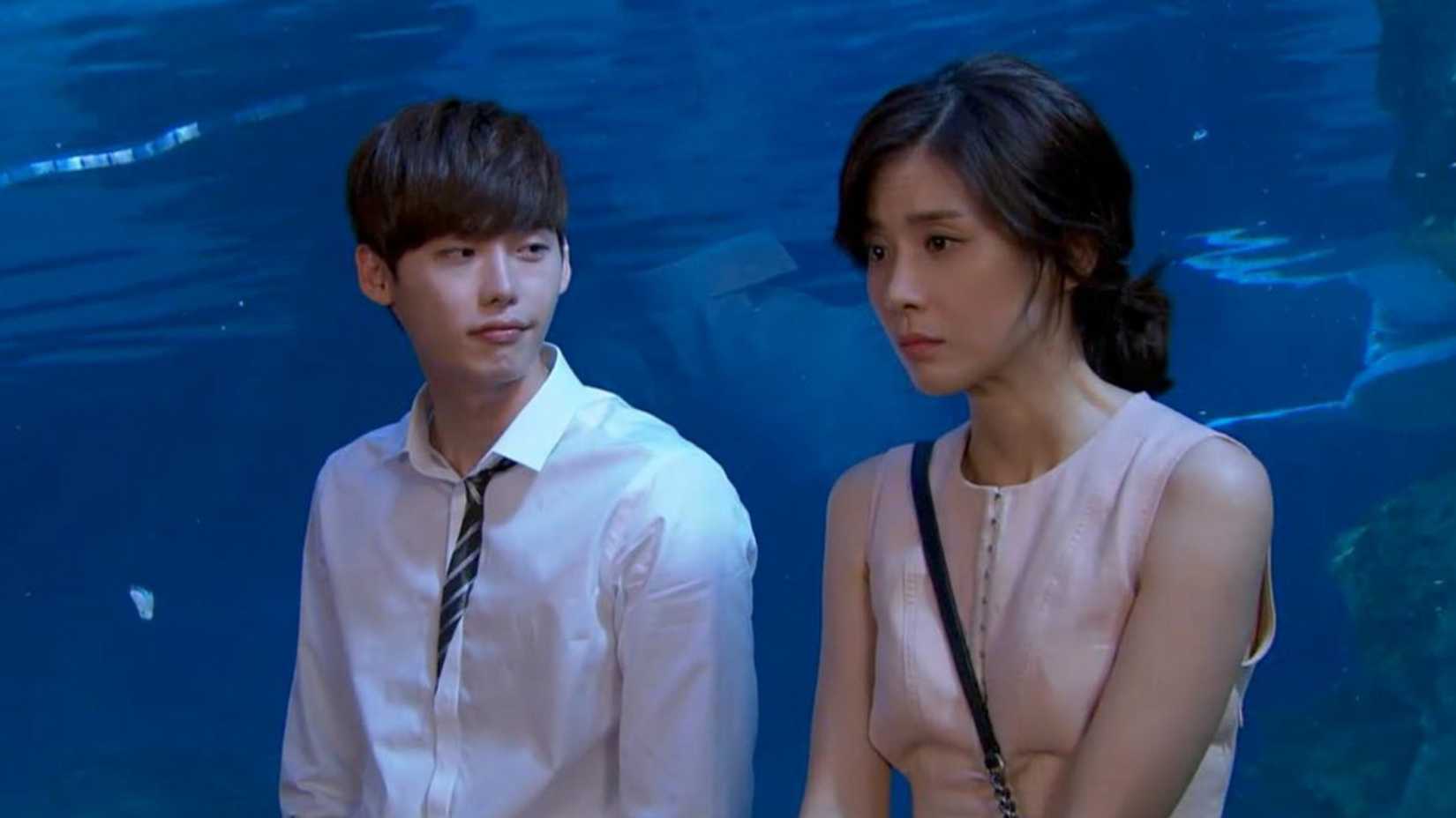 A couple at an aquarium in the K-drama I Can Hear Your Voice.