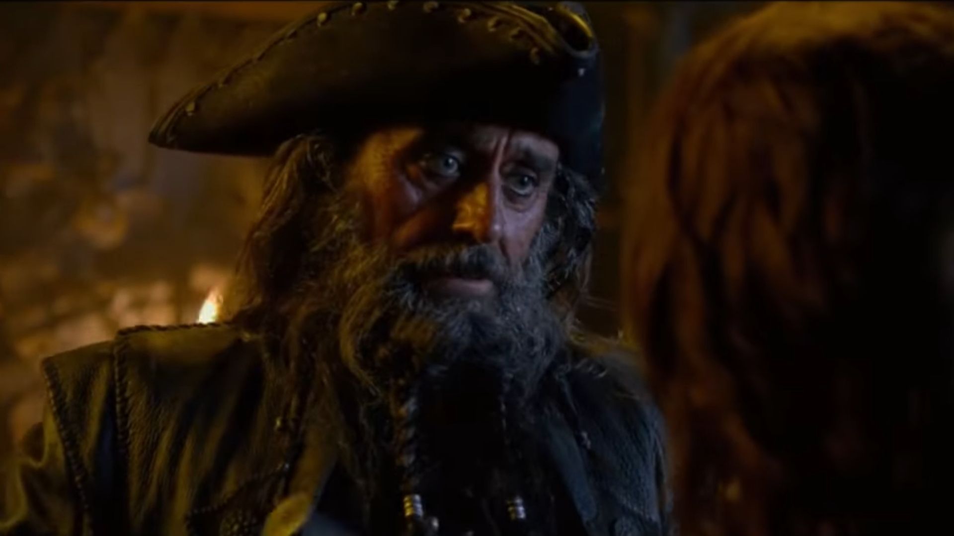 Ian McShane como Barba Negra em cena de On Stranger Tides