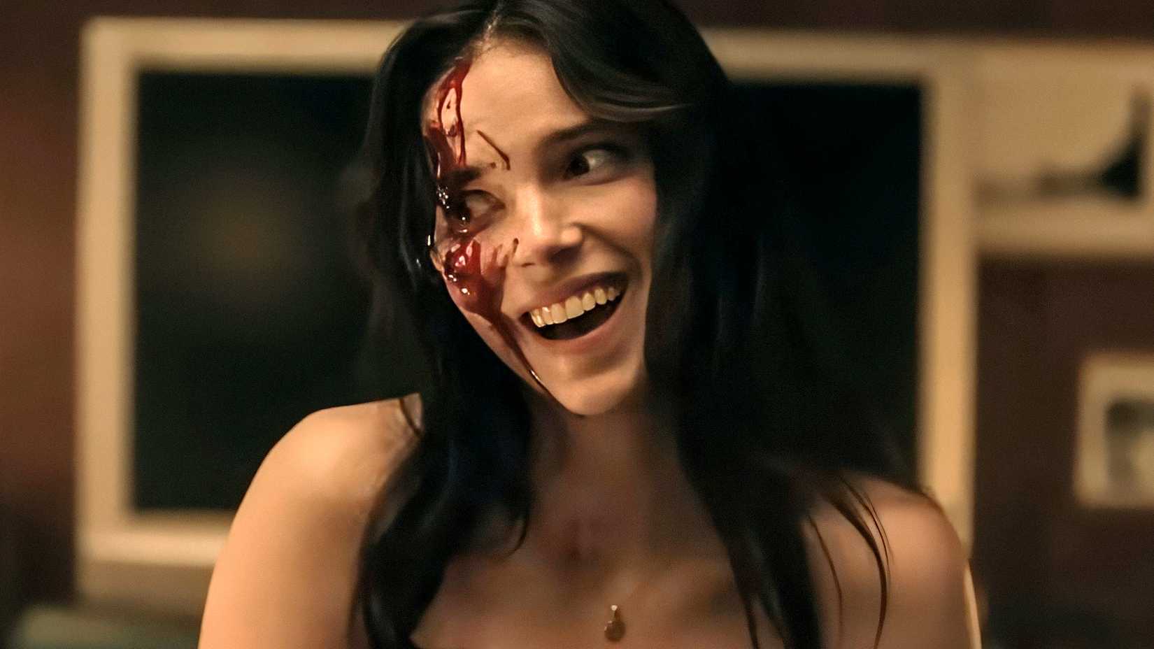 Inde Navarrette como Nikki em cena de terror de Obsession.