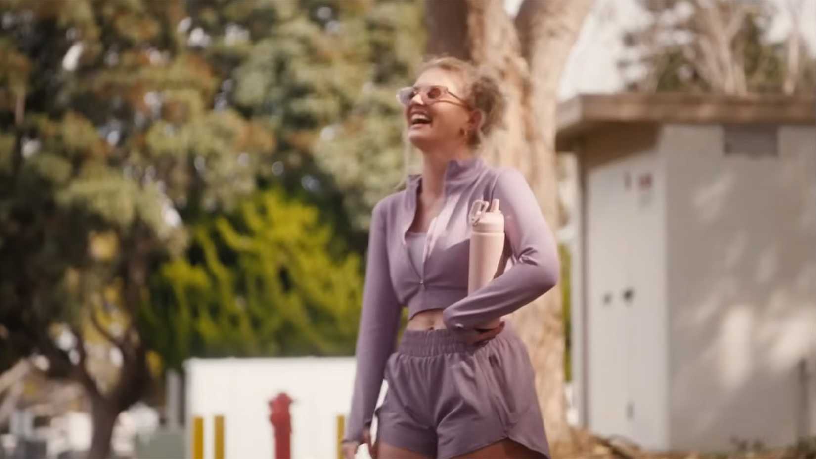 izzy laughing in everyone is doing great season 2