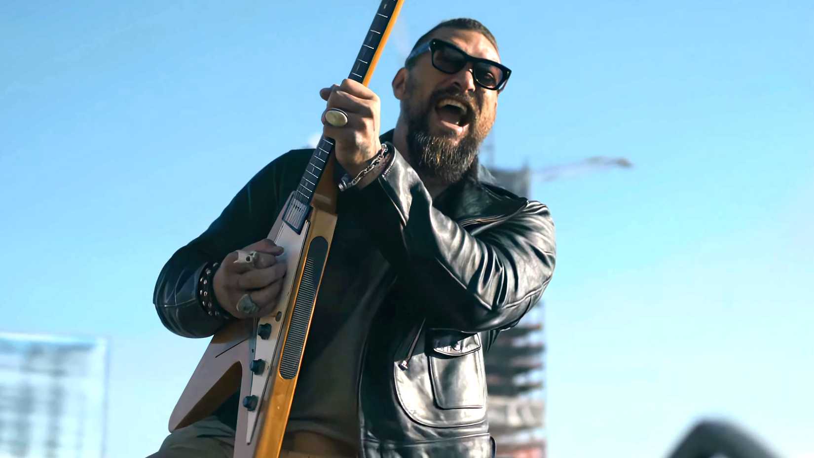 Jason Momoa tocando guitarra no palco durante a segunda temporada de On the Roam