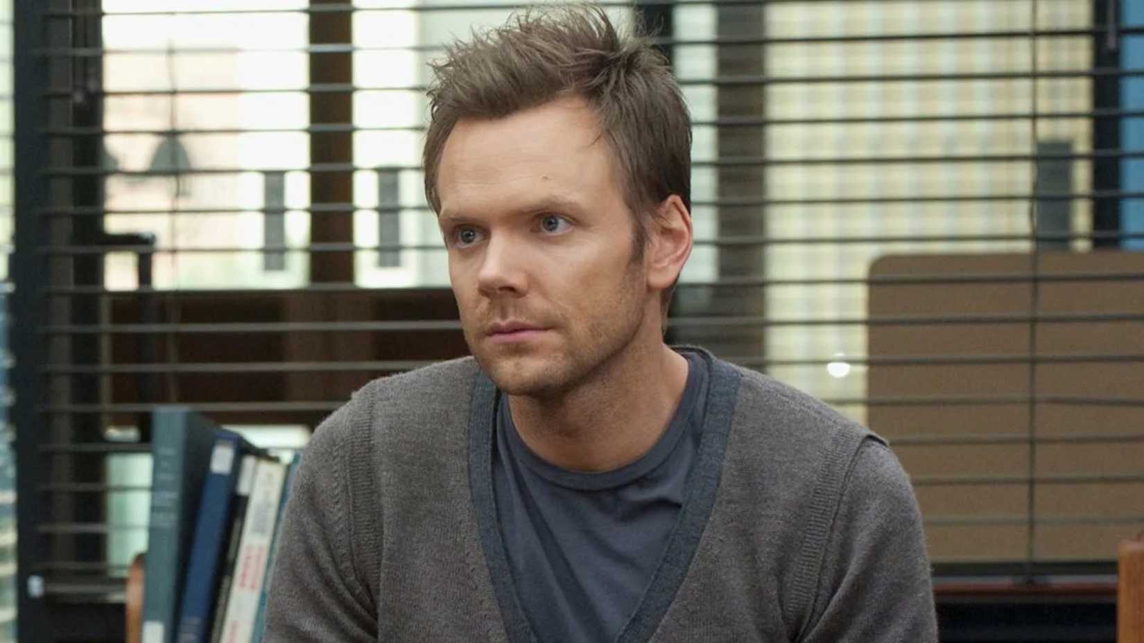 Joel McHale como Jeff Winger em Community
