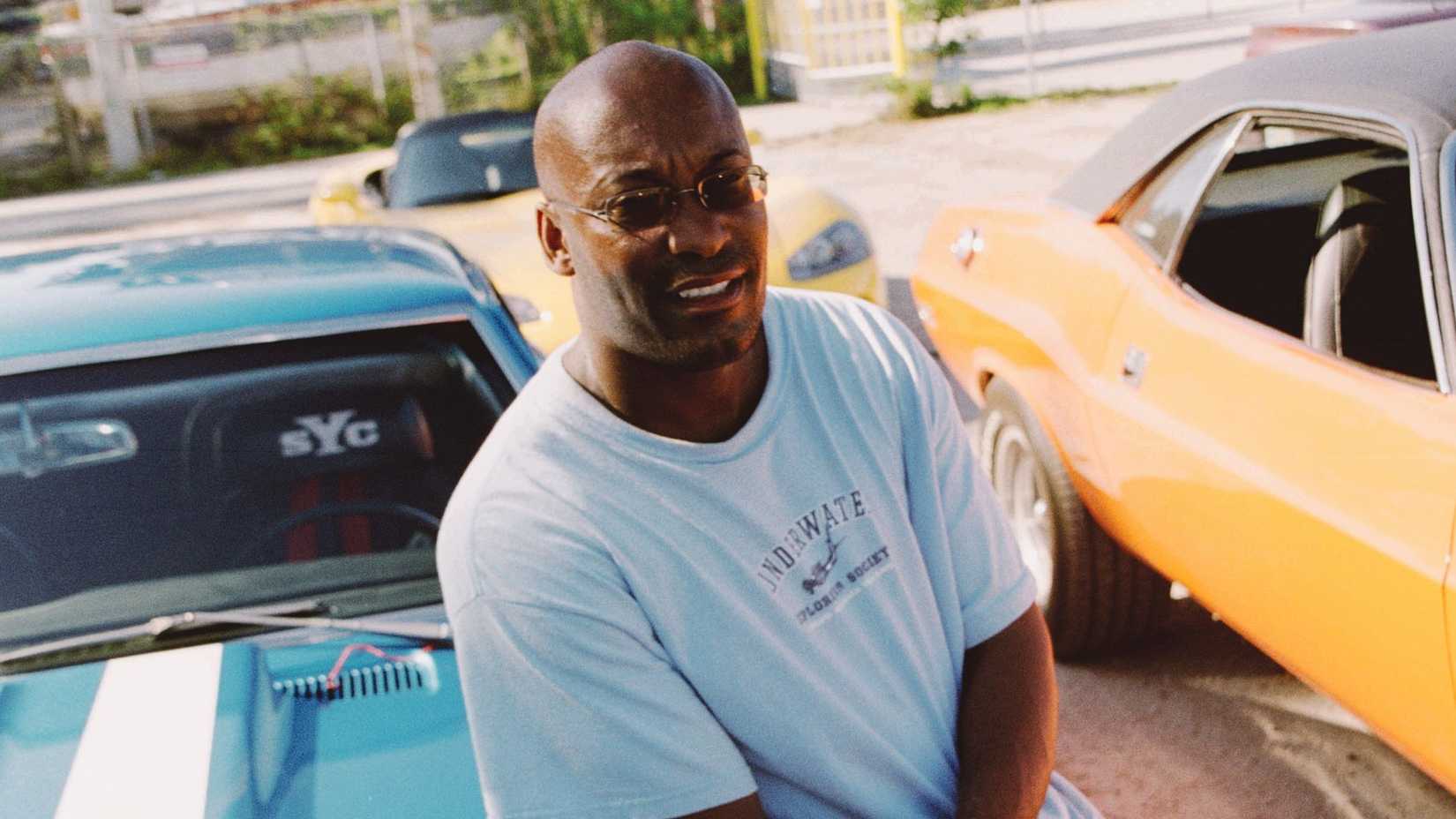 John Singleton no set de + Velozes + Furiosos