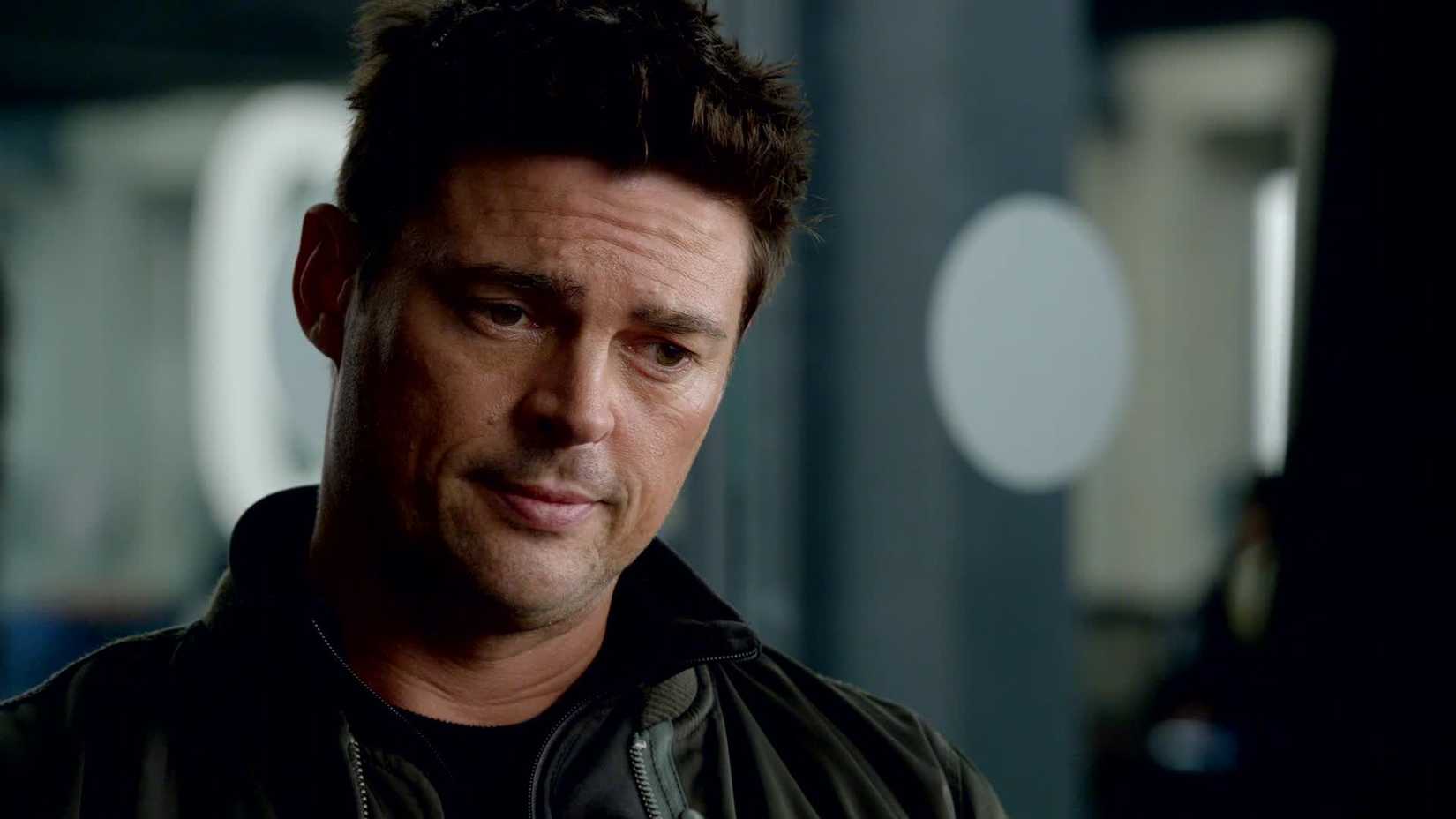 Karl Urban como John Kennex em Almost Human