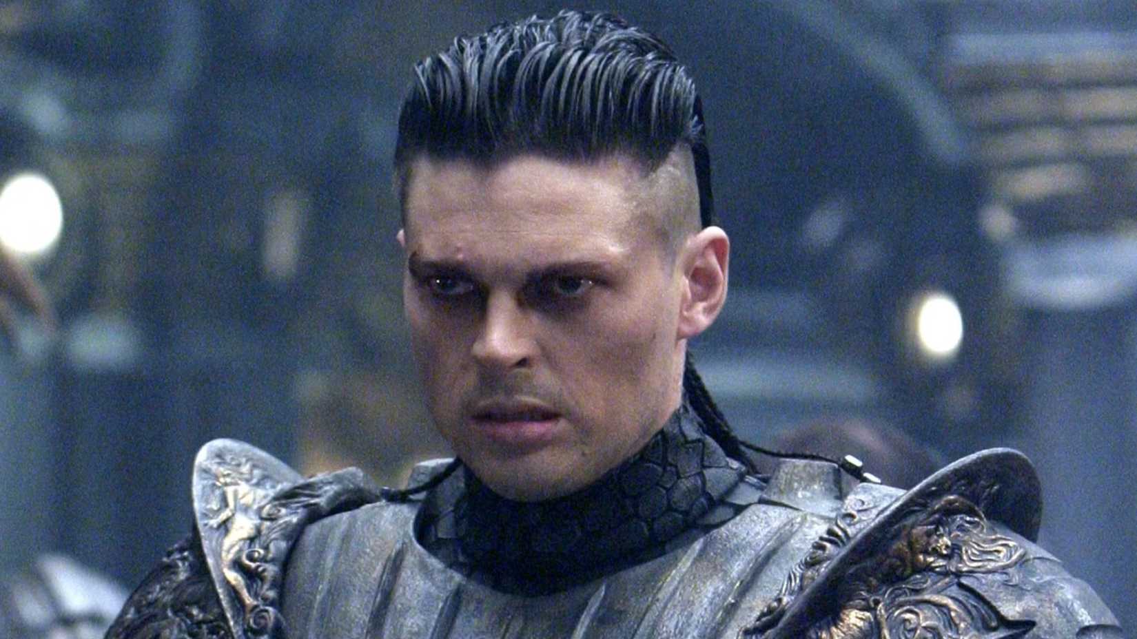 Karl Urban como Siberius Vaako em As Crônicas de Riddick
