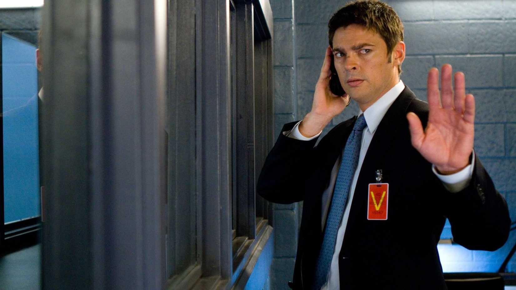 Karl Urban como William Cooper em Red
