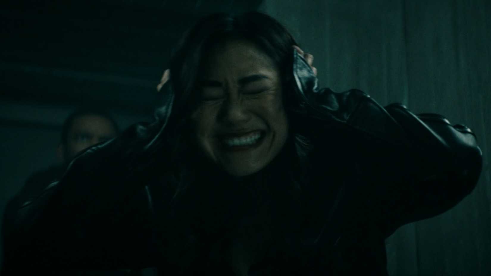Kimiko sofrendo com o apito sônico em The Boys