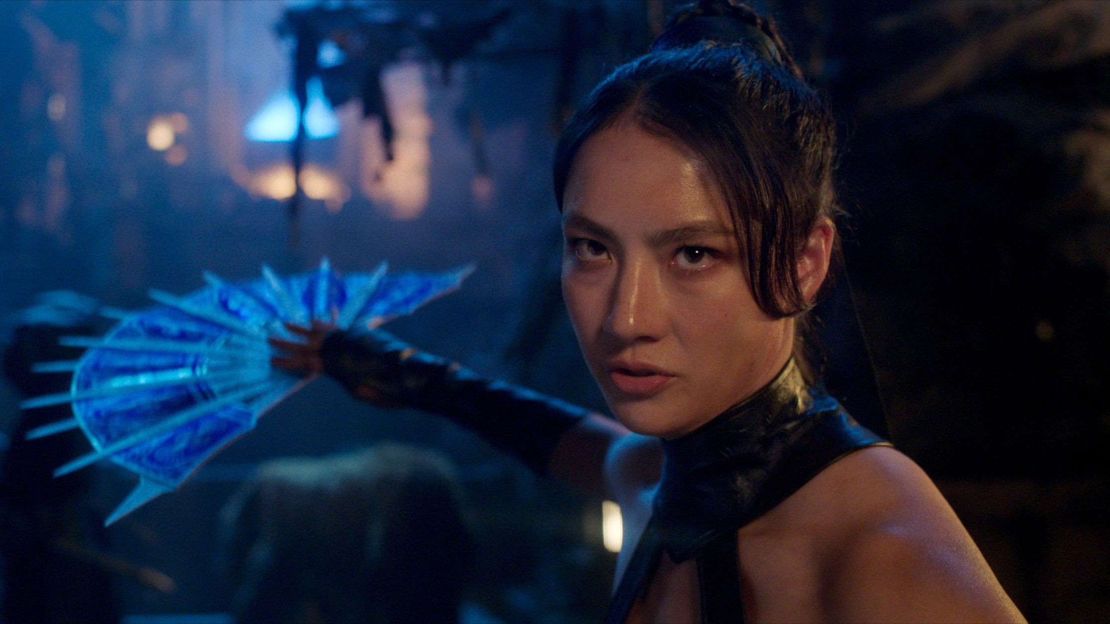 Kitana empunhando seu leque de lâminas em Mortal Kombat II