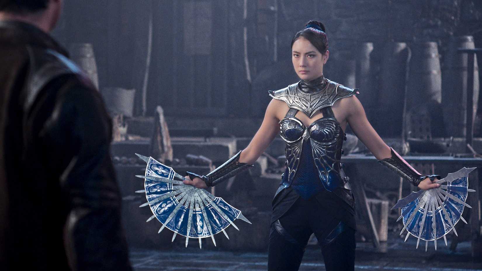 Kitana brandishing her blade fans against Johnny Cage in Mortal Kombat II