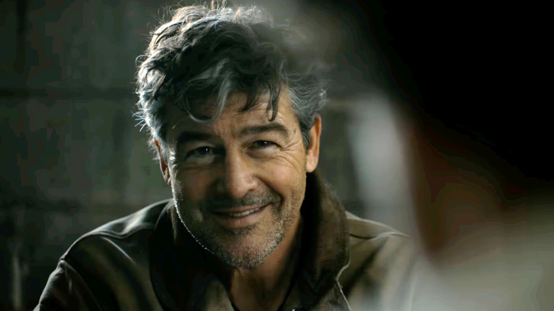 Kyle Chandler grinning in Lanterns