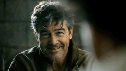 Kyle Chandler grinning in Lanterns