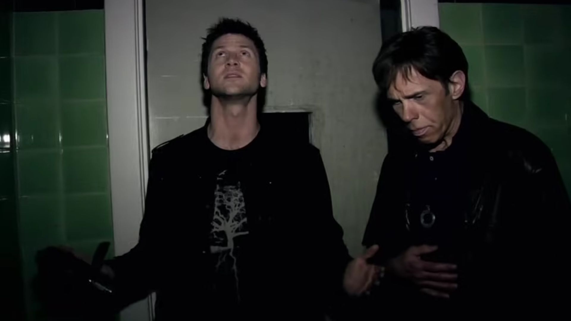 Lance tentando se comunicar com um fantasma em Grave Encounters