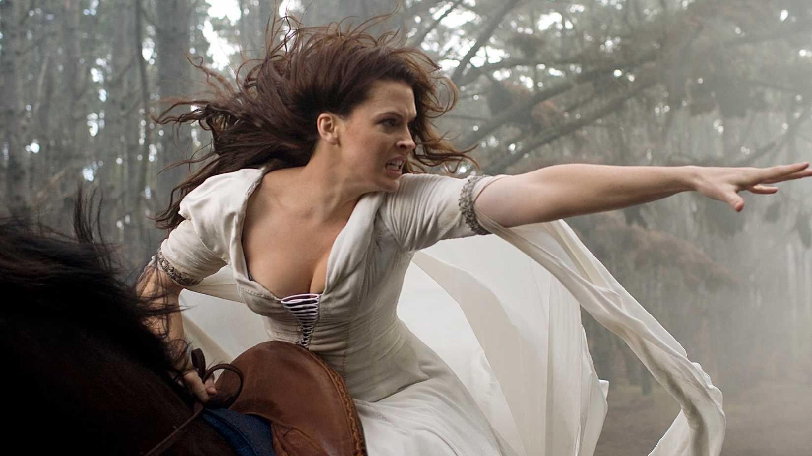 Kahlan Amnell (Bridget Regan) riding a horse and pointing in Legend of the Seeker