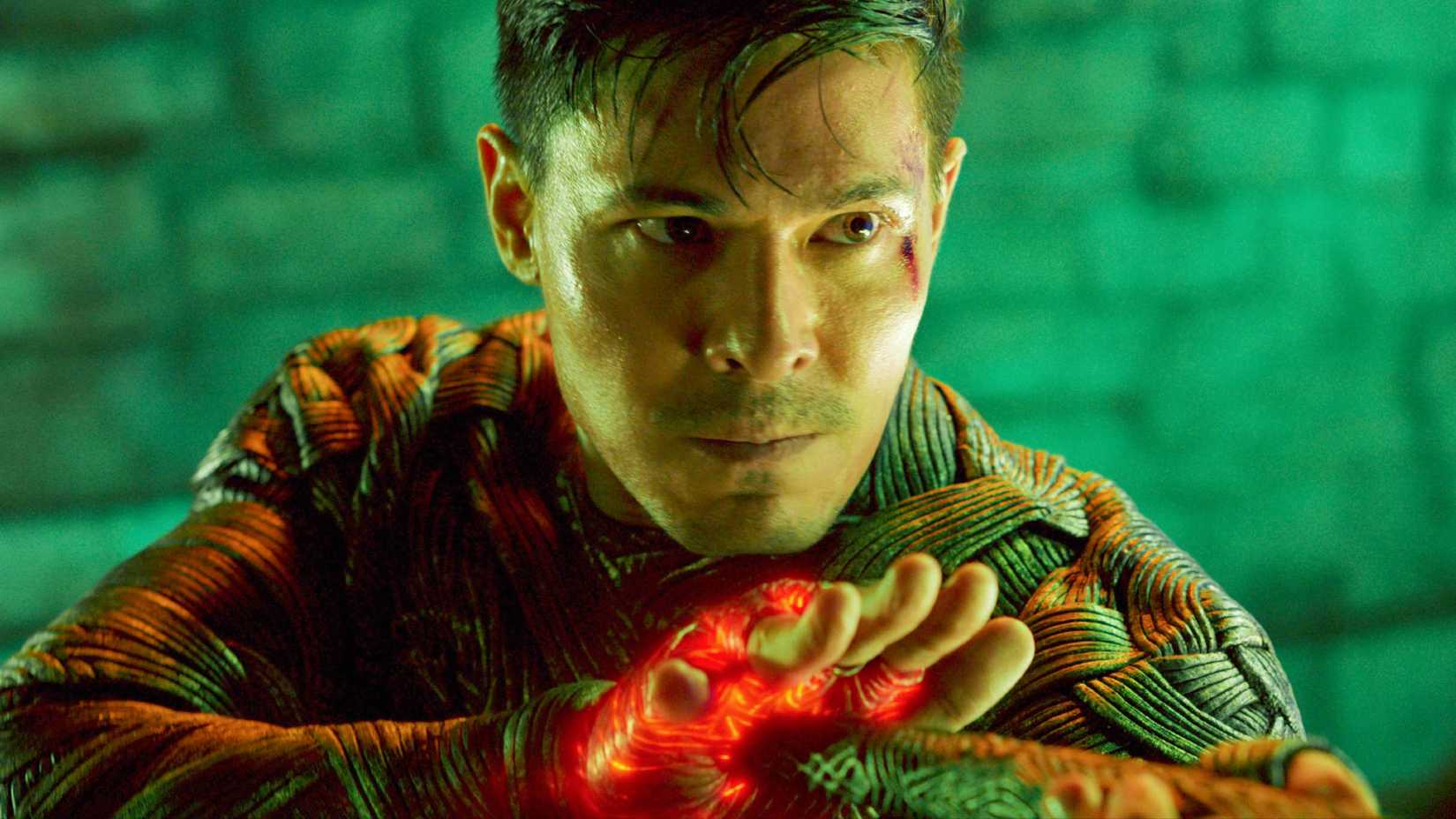 Lewis Tan as Cole Young holding up a glowing hand in Mortal Kombat II