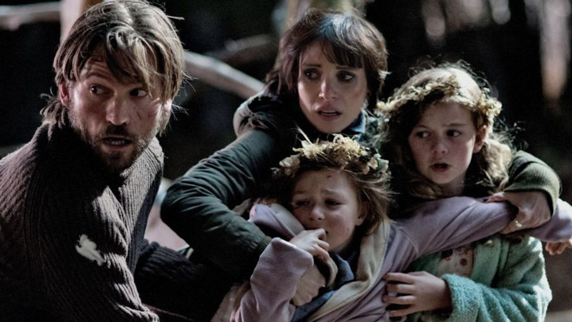 Lucas e Annabelle protegendo Victoria e Lily do fantasma em Mama