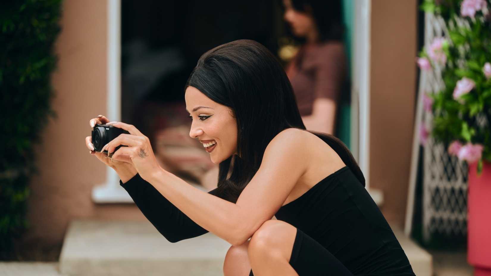 maddy perez alexa demie taking a picture in euphoria season 3 episode 4