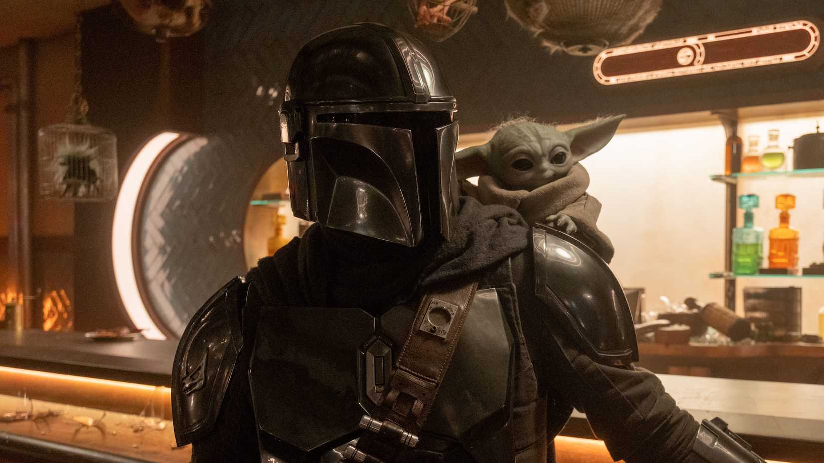 mandalorian with grogu on shoulder