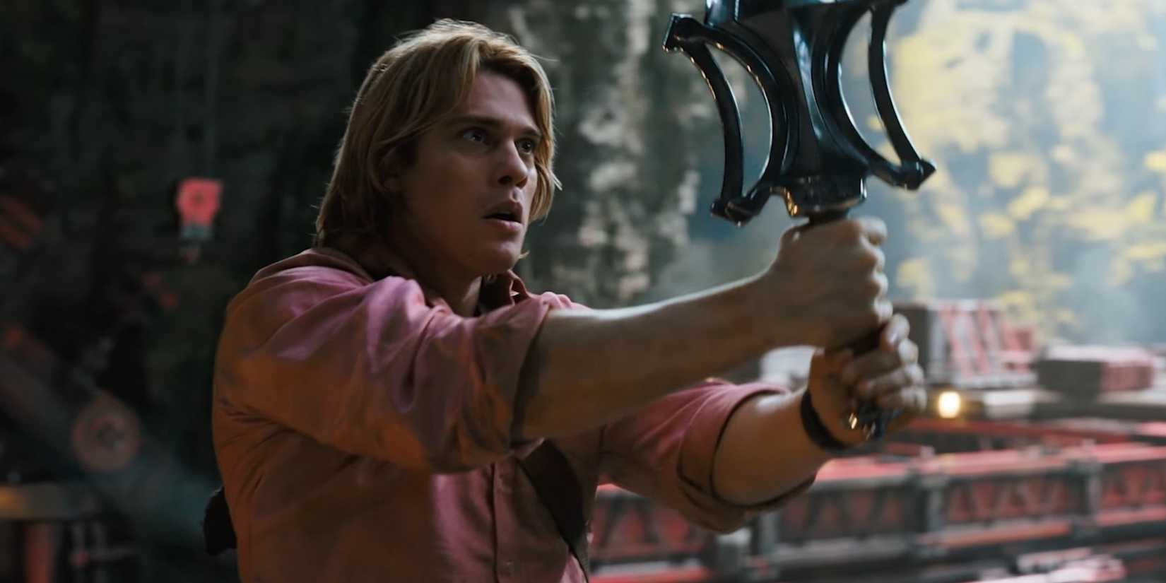 Nicholas Galitzine como He-Man segurando a espada