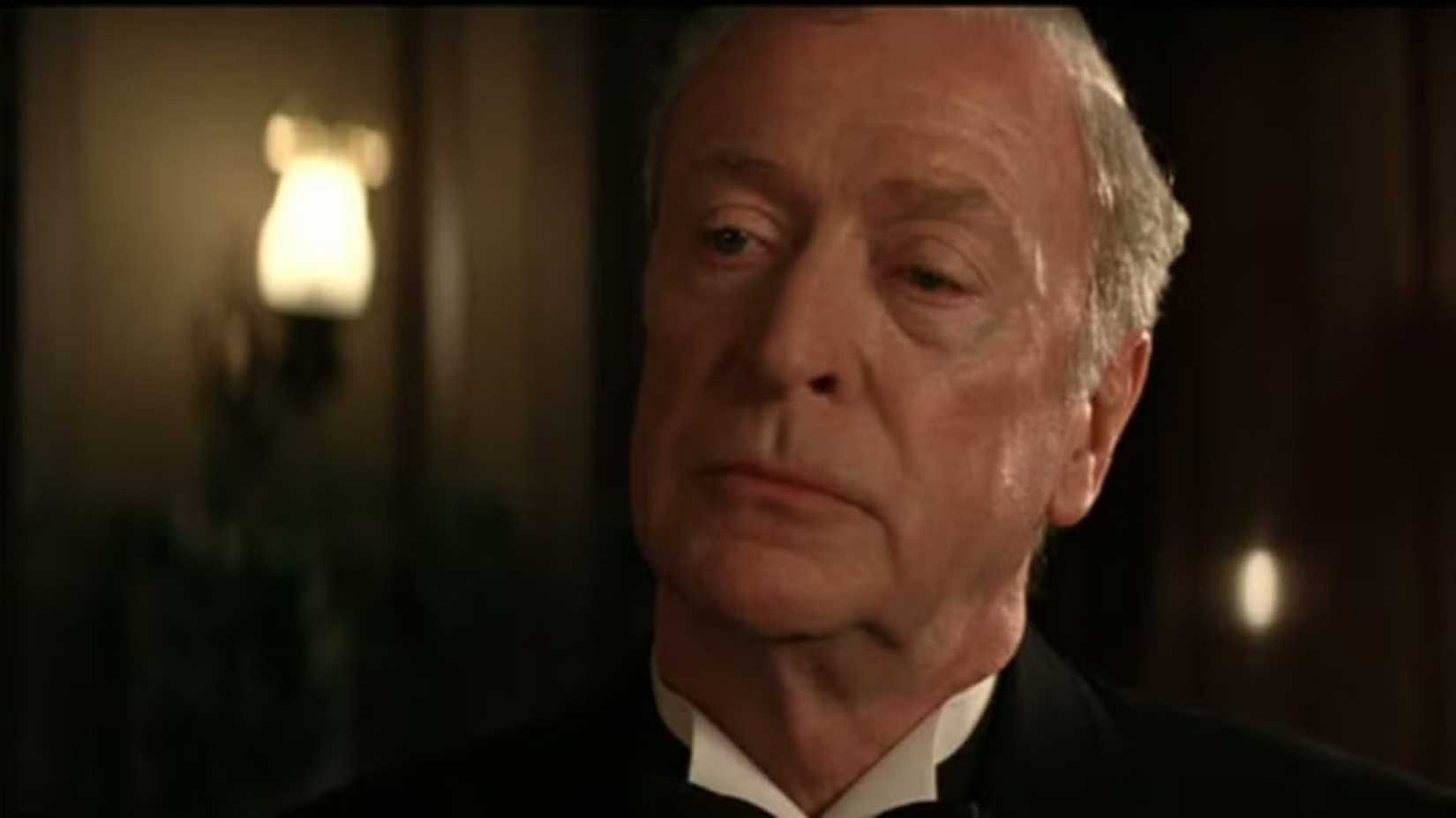 Michael Caine como Alfred em O Cavaleiro das Trevas