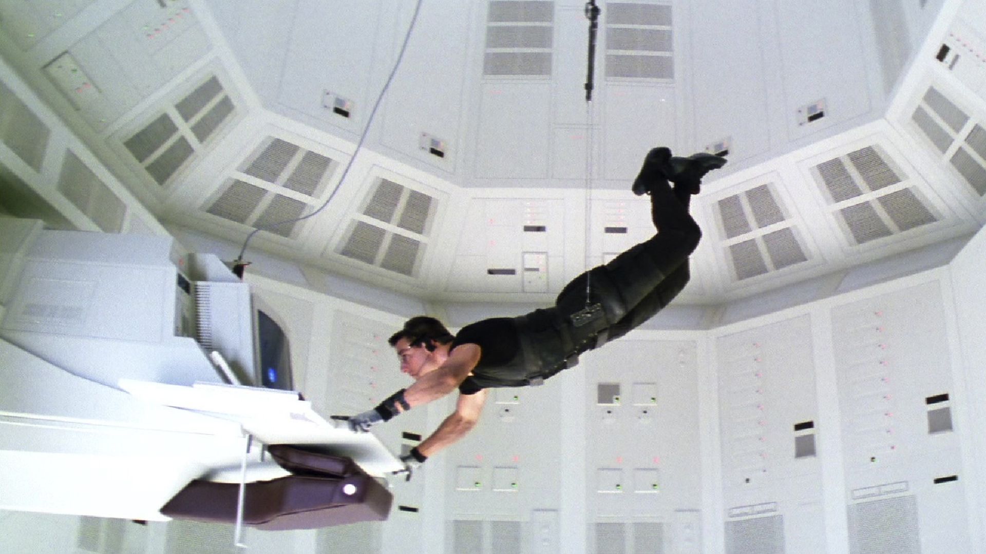 Tom Cruise em cena clássica de Missão: Impossível