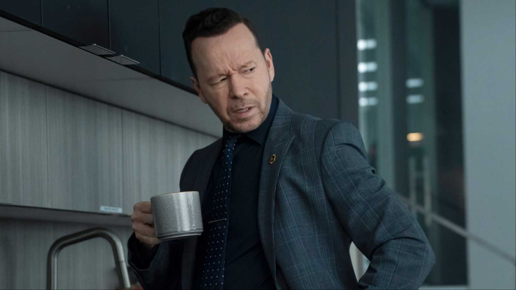 Danny Reagan em cena de Boston Blue